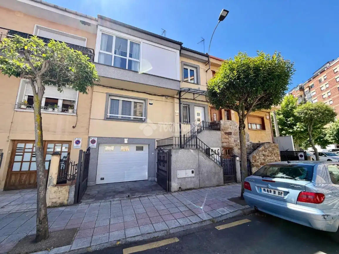 Vista exterior de Casa adosada en venta en León Capital  con Parquet, Terraza y Amueblado