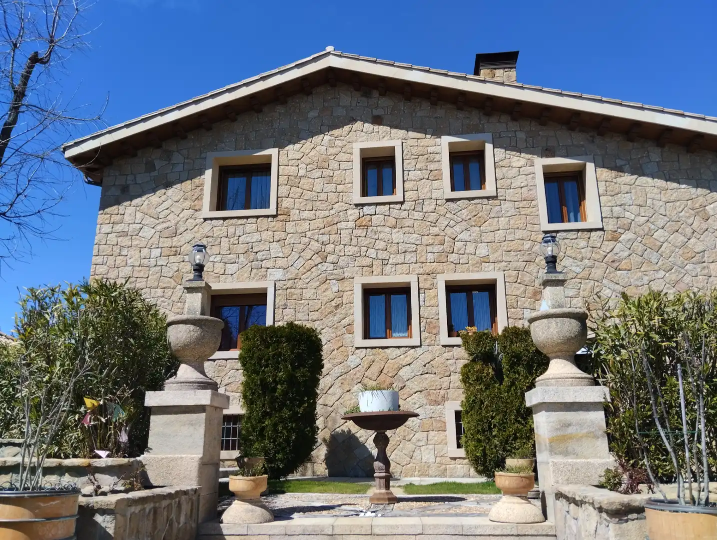 Vista exterior de Casa o xalet en venda en El Escorial amb Aire condicionat, Calefacció i Jardí privat