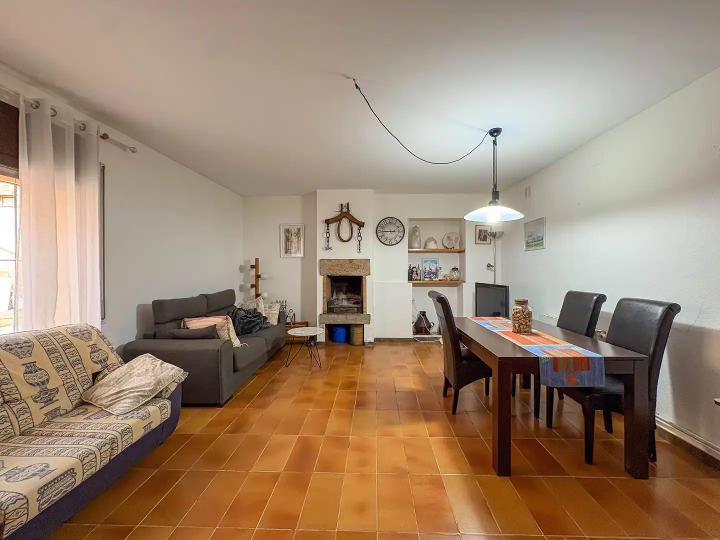 Sala d'estar de Casa adosada en venda en Quart amb Calefacció, Terrassa i Balcó