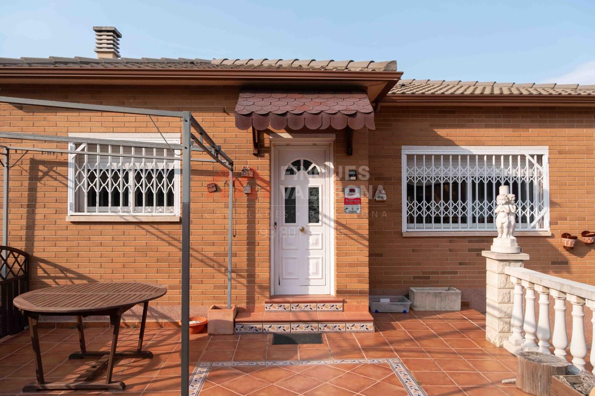 Vista exterior de Casa o xalet en venda en La Torre de Claramunt amb Aire condicionat, Calefacció i Jardí privat