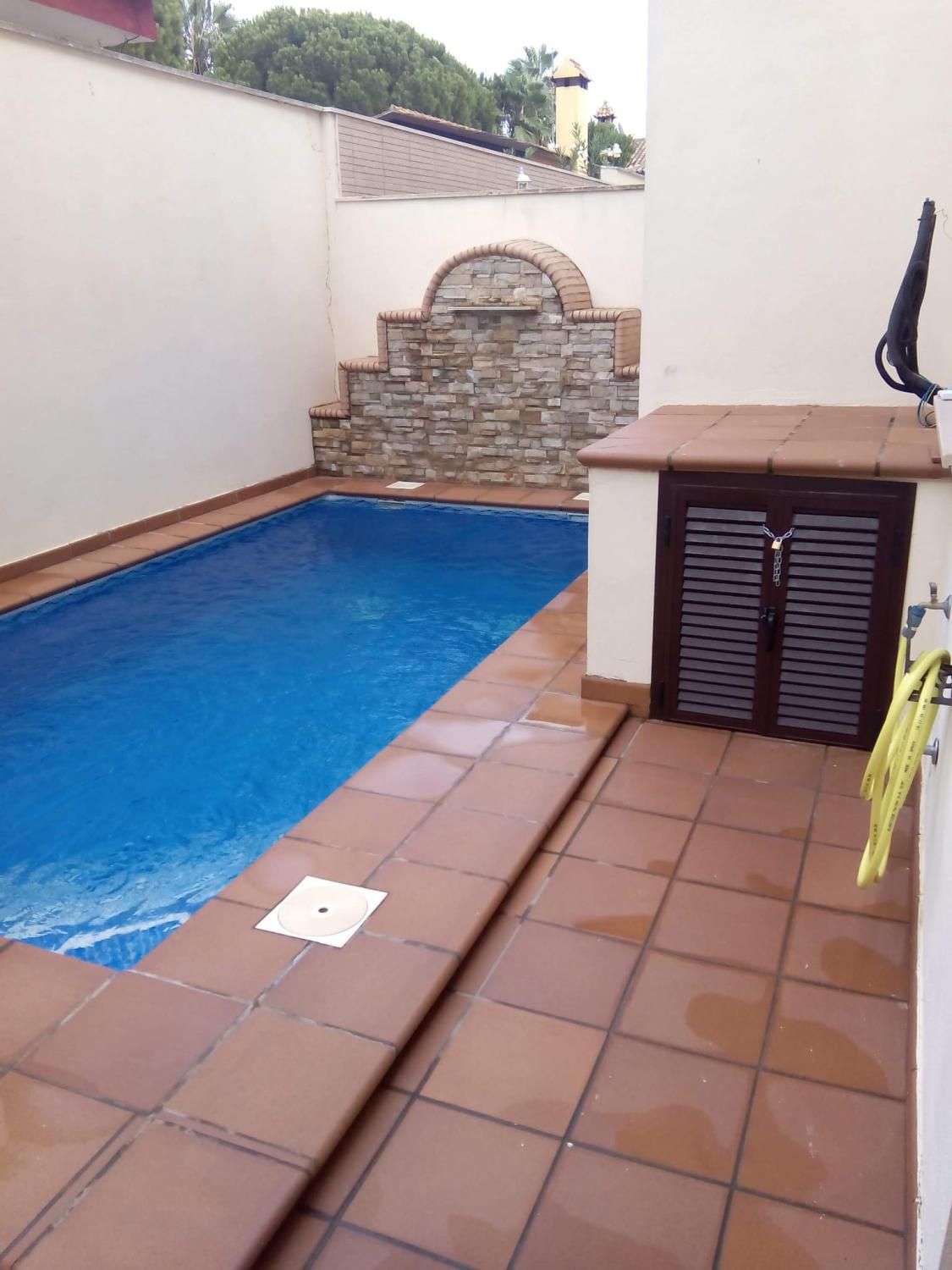 Piscina de Casa adosada en venda en Sanlúcar de Barrameda amb Moblat