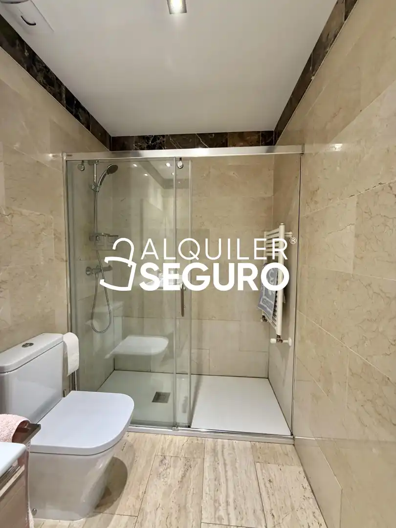Baño de Piso de alquiler en Las Rozas de Madrid con Calefacción y Piscina