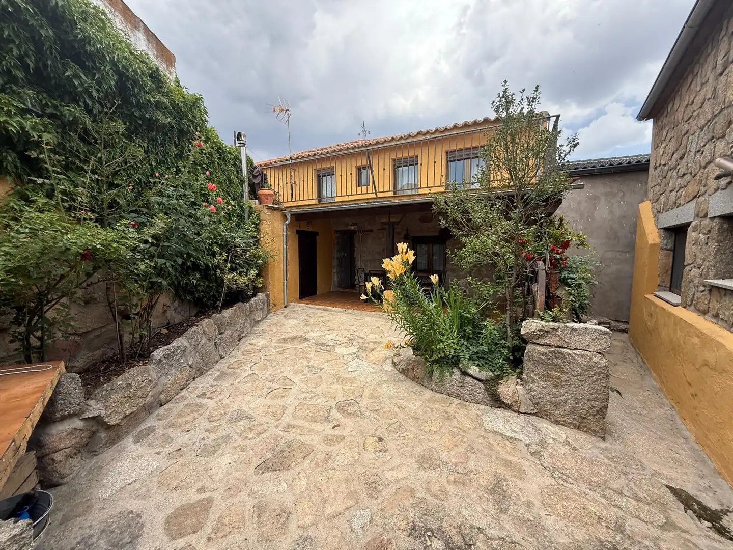 Vista exterior de Casa adosada en venta en La Torre con Calefacción, Jardín privado y Terraza
