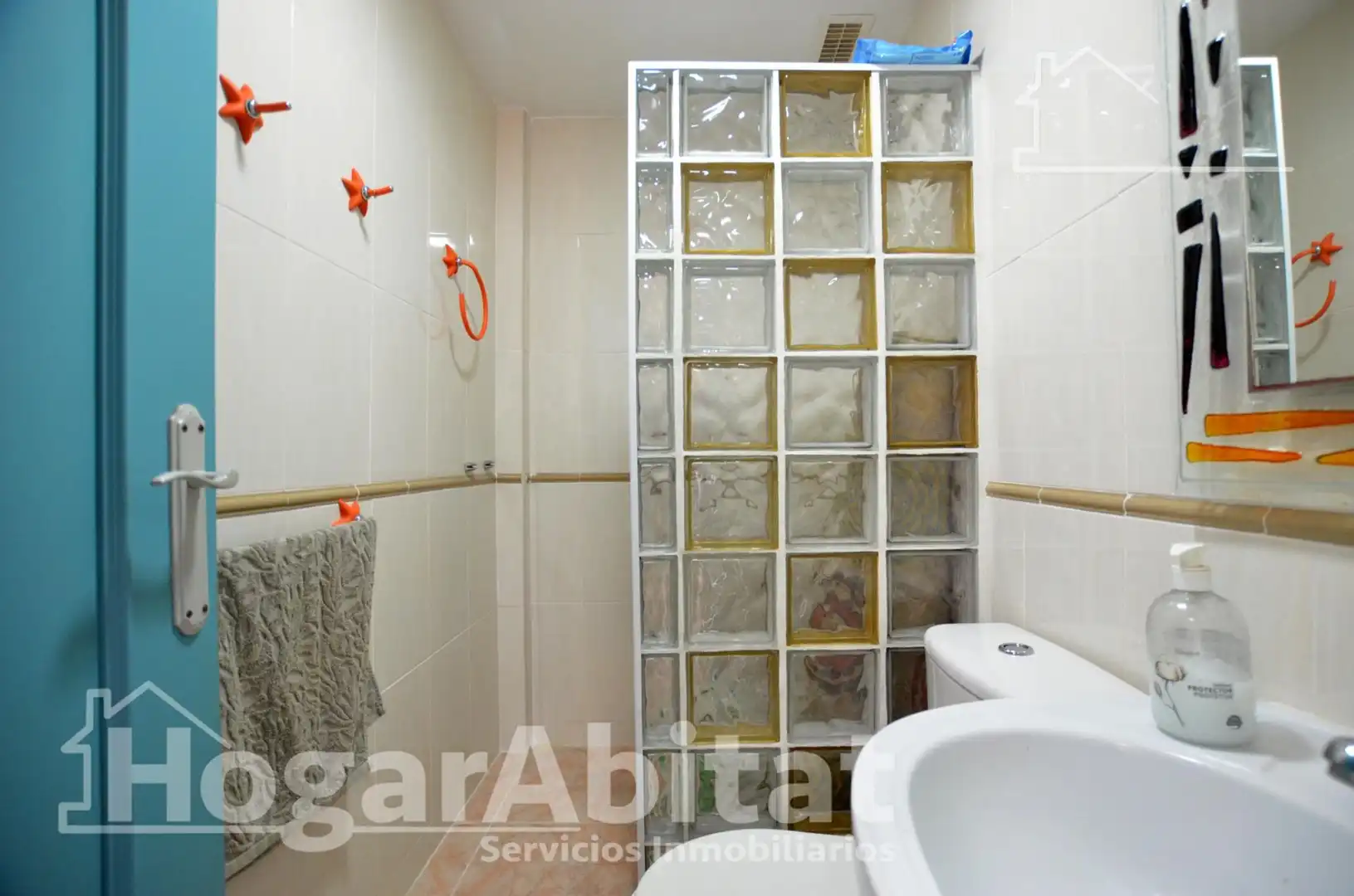 Badezimmer von Einfamilien-Reihenhaus zum Verkauf in Cullera mit Privatgarten, Terrasse und Abstellraum