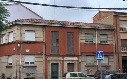 Vista exterior de Casa o xalet en venda en León Capital  amb Calefacció