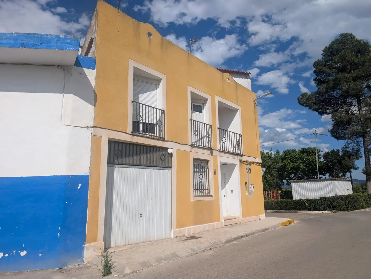 Vista exterior de Casa adosada en venta en Benimuslem