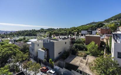 Exterior view of Single-family semi-detached for sale in  Barcelona Capital  with Air Conditioner, Terrace and Swimming Pool