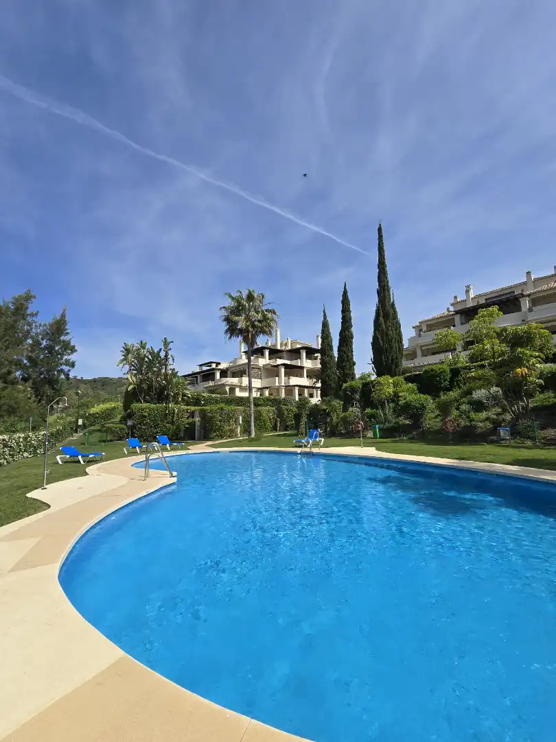 Jardín de Piso en venta en Benahavís con Aire acondicionado, Terraza y Trastero