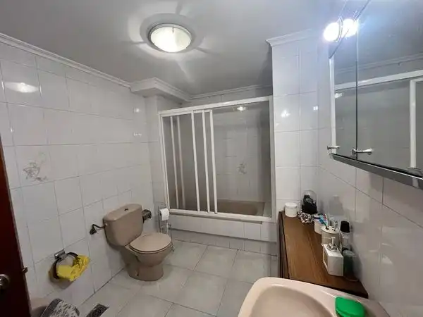 Bany de Pis en venda en Vigo  amb Calefacció, Parquet i Terrassa