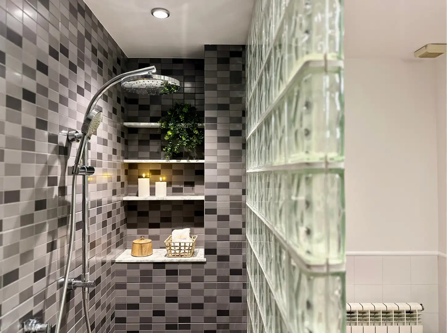 Badezimmer von Einfamilien-Reihenhaus zum Verkauf in Taradell mit Heizung, Privatgarten und Terrasse