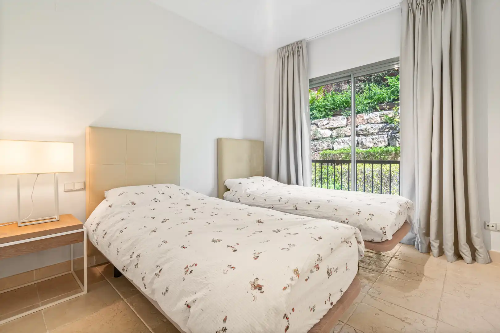 Dormitori de Apartament en venda en Benahavís amb Aire condicionat, Terrassa i Piscina