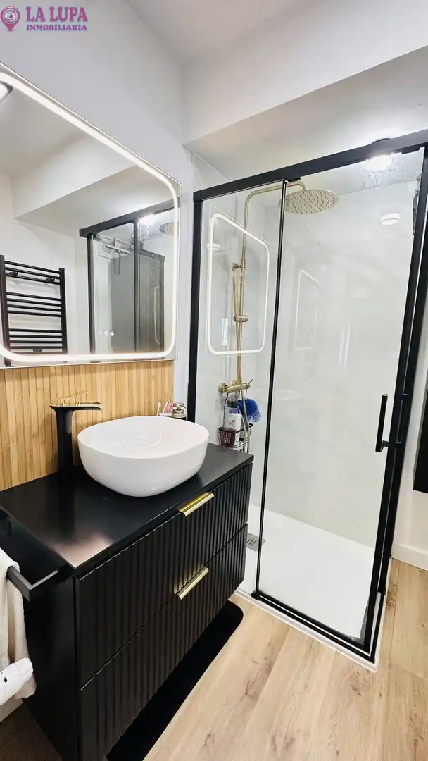 Bathroom of Flat for sale in Madrid  with Air Conditioner, Heating and Private garden