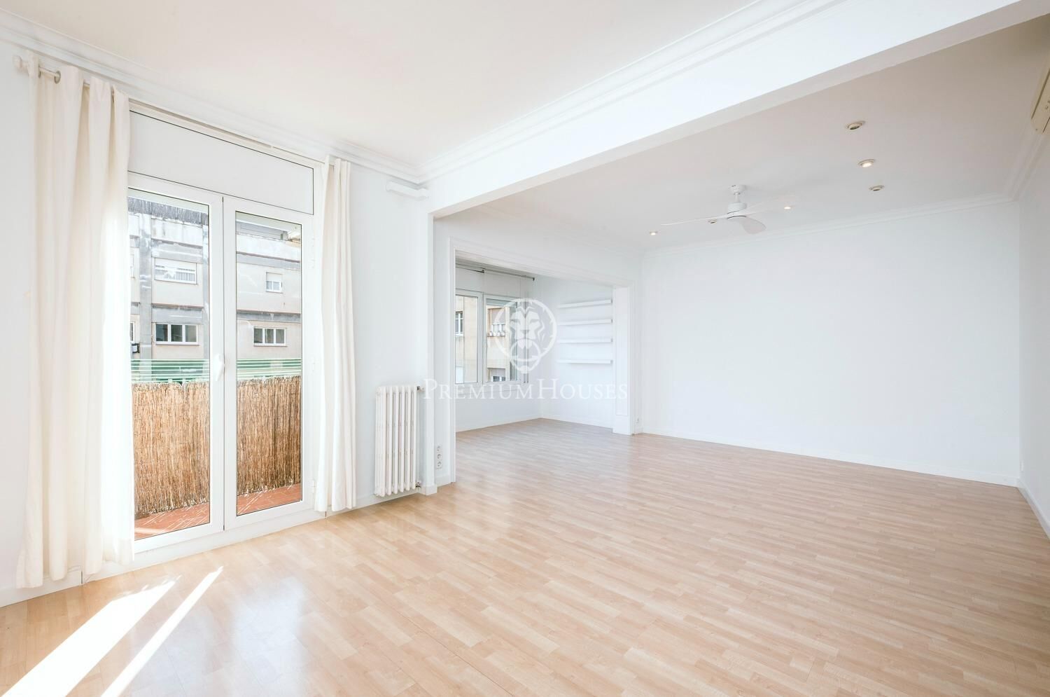Exterior view of Apartment for sale in  Barcelona Capital  with Air Conditioner, Heating and Parquet flooring