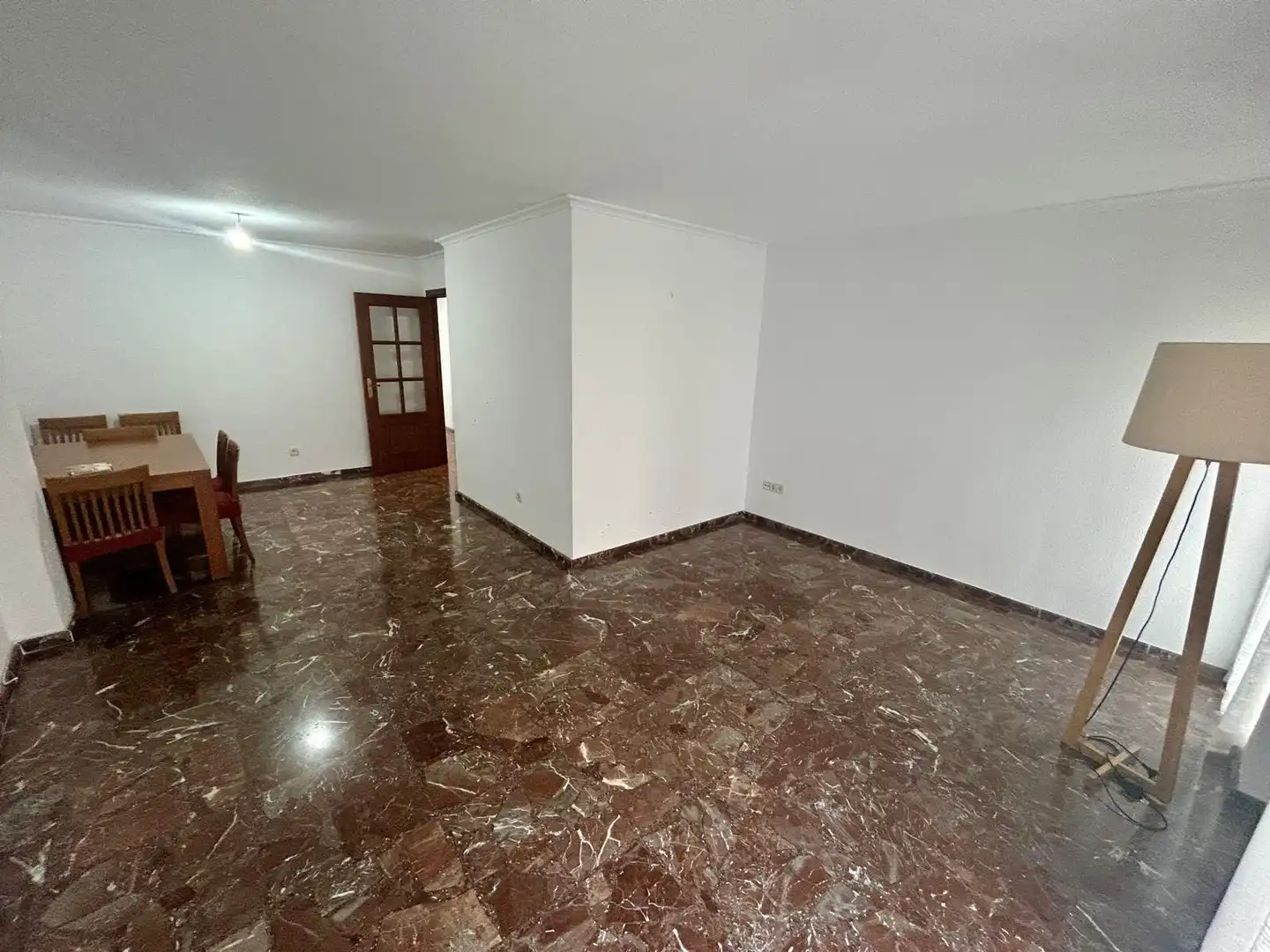 Flat with terrace to rent in Extramurs