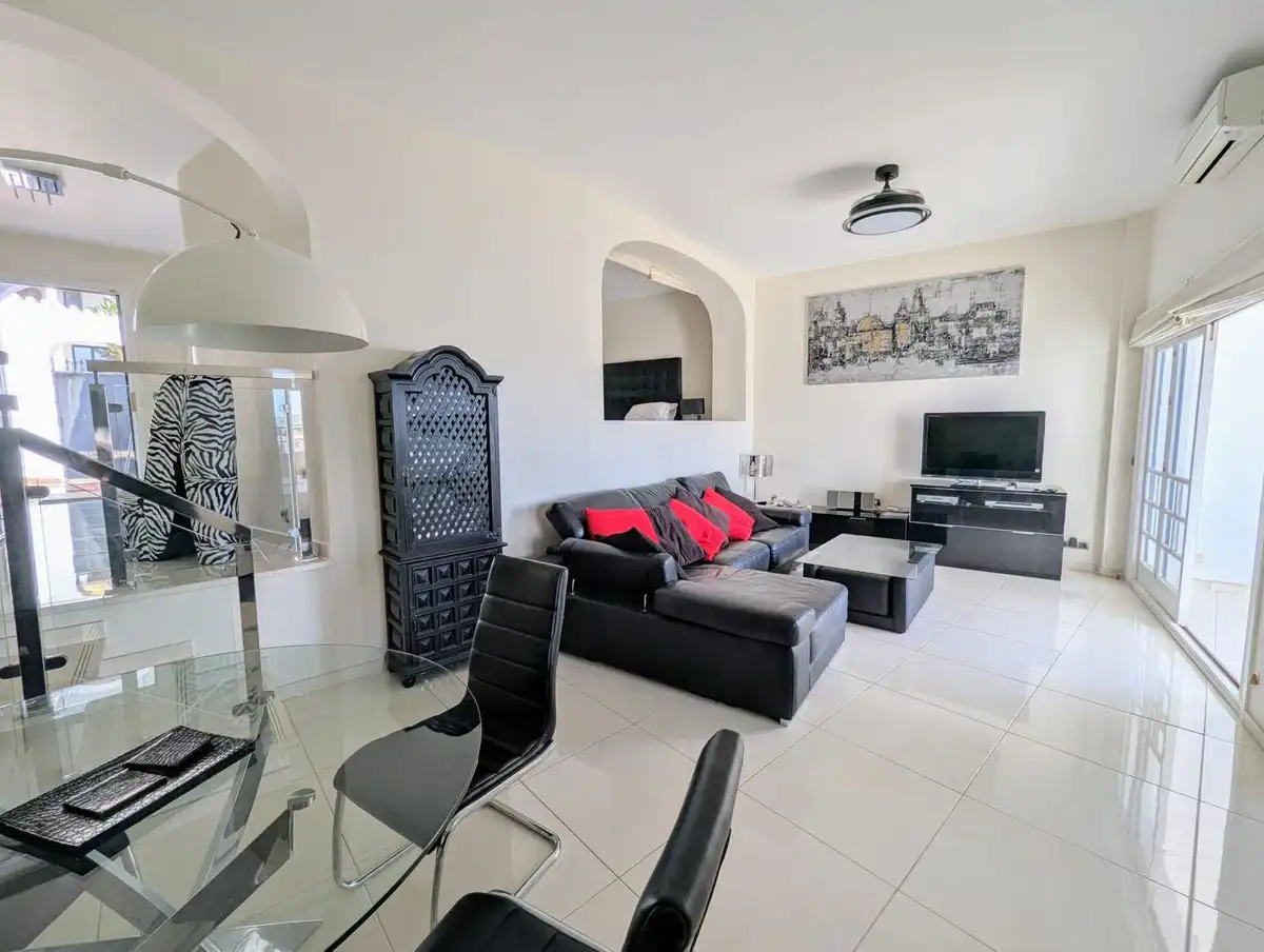 Sala de estar de Ático en venta en Marbella con Aire acondicionado, Amueblado y Piscina comunitaria