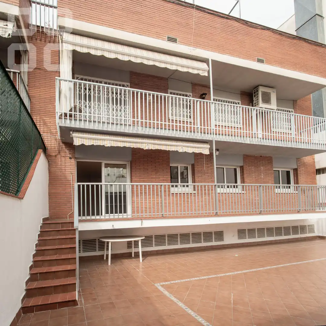 Vista exterior de Piso en venta en L'Hospitalet de Llobregat con Parquet, Terraza y Balcón