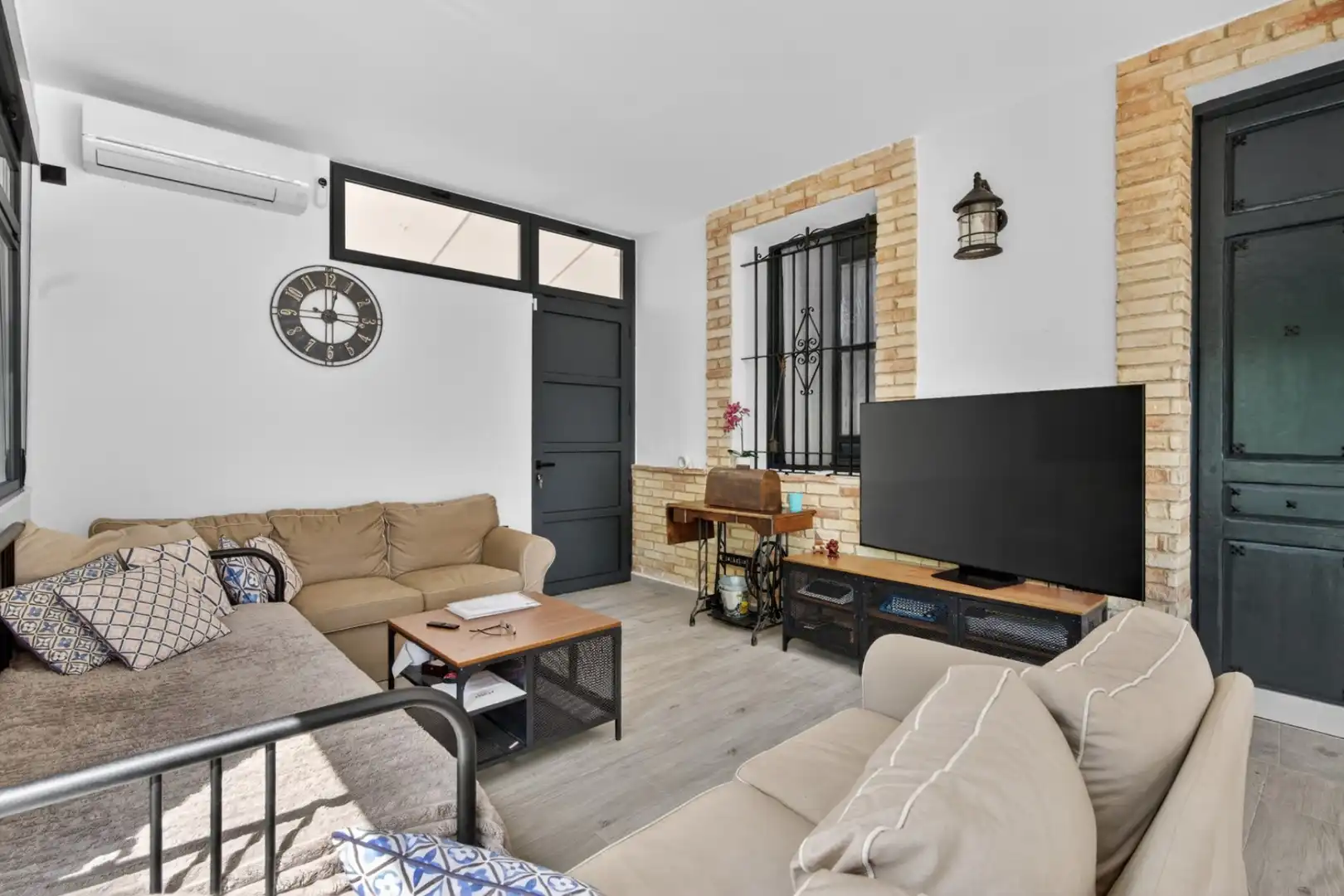 Sala d'estar de Casa o xalet en venda en Elche / Elx amb Aire condicionat, Calefacció i Jardí privat