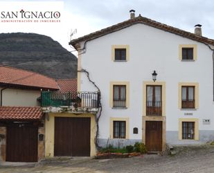 Außenansicht von Country house zum verkauf in Merindad de Sotoscueva mit Terrasse und Balkon