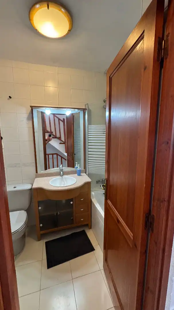 Badezimmer von Einfamilien-Reihenhaus zum Verkauf in Torredembarra mit Klimaanlage, Heizung und Privatgarten