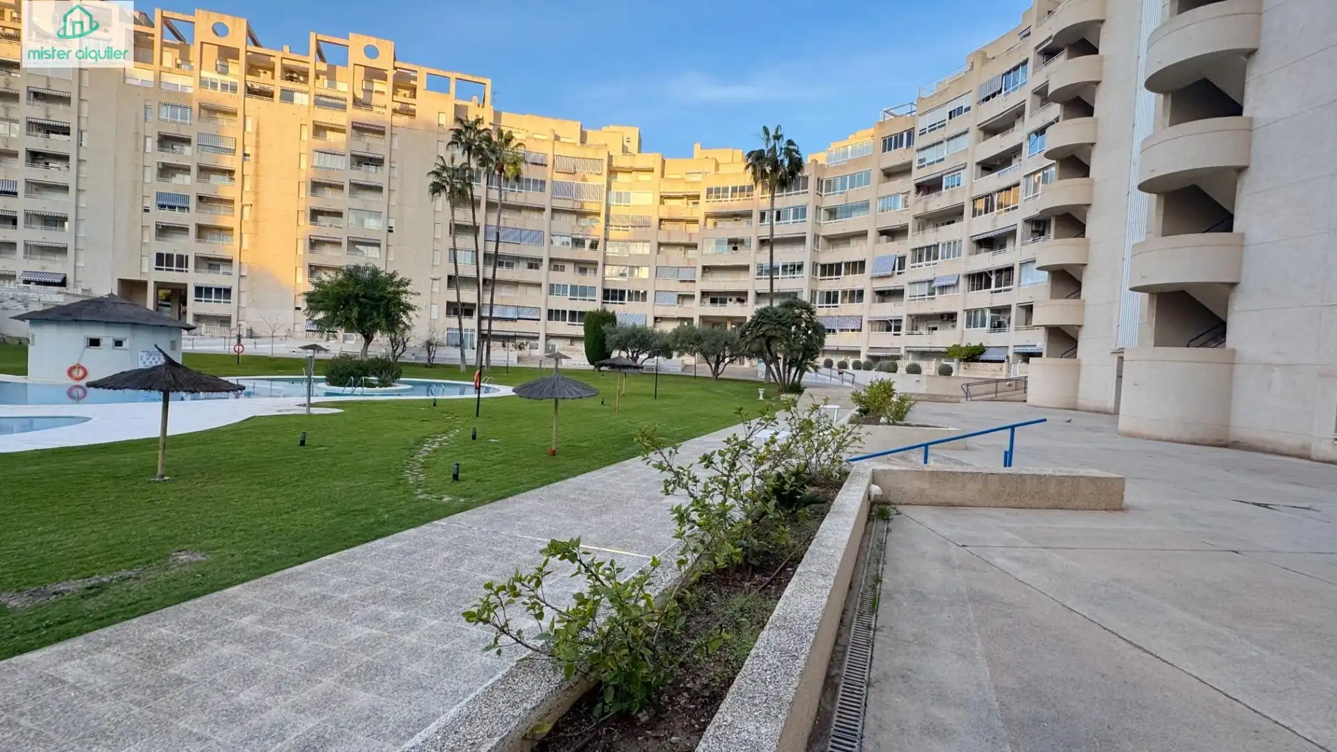 Vista exterior de Apartament en venda en El Campello amb Aire condicionat, Calefacció i Jardí privat