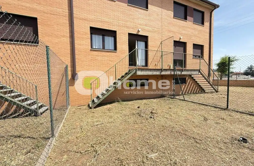 Vista exterior de Casa adosada en venda en Morales de Toro amb Calefacció, Jardí privat i Moblat