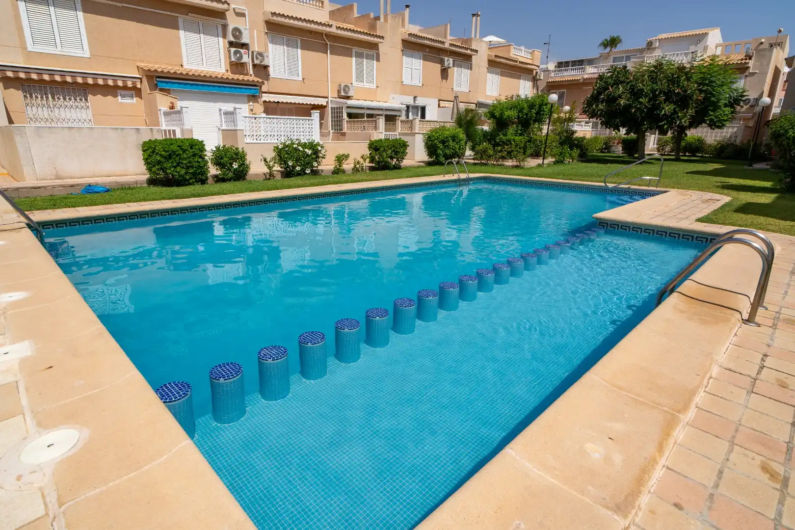 Piscina de Casa adosada en venda en Torrevieja amb Calefacció, Jardí privat i Terrassa
