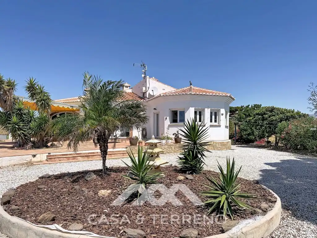 Vista exterior de Casa o xalet en venda en Vélez-Málaga amb Aire condicionat, Jardí privat i Terrassa