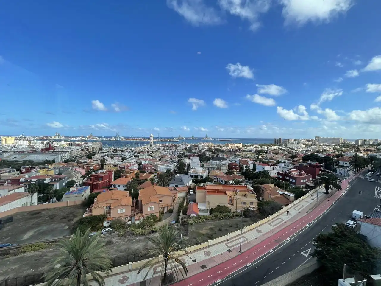 Vista exterior de Casa o xalet en venda en Las Palmas de Gran Canaria amb Jardí privat, Terrassa i Piscina
