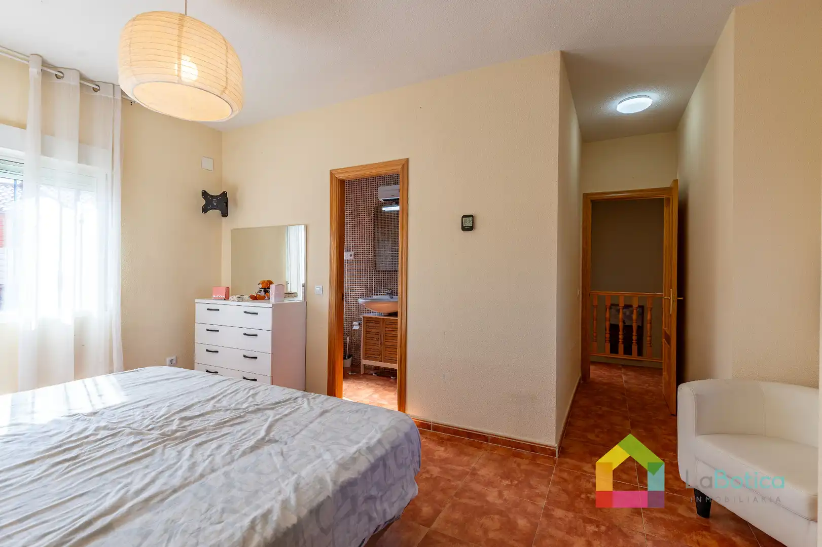 Habitación de Casa adosada en venta en Carmena con Calefacción
