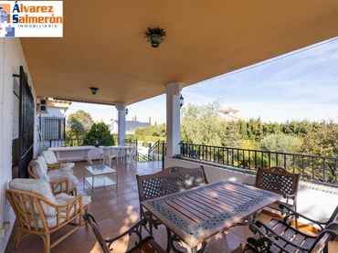 Chalet con piscina en venta en Calle Alijares
