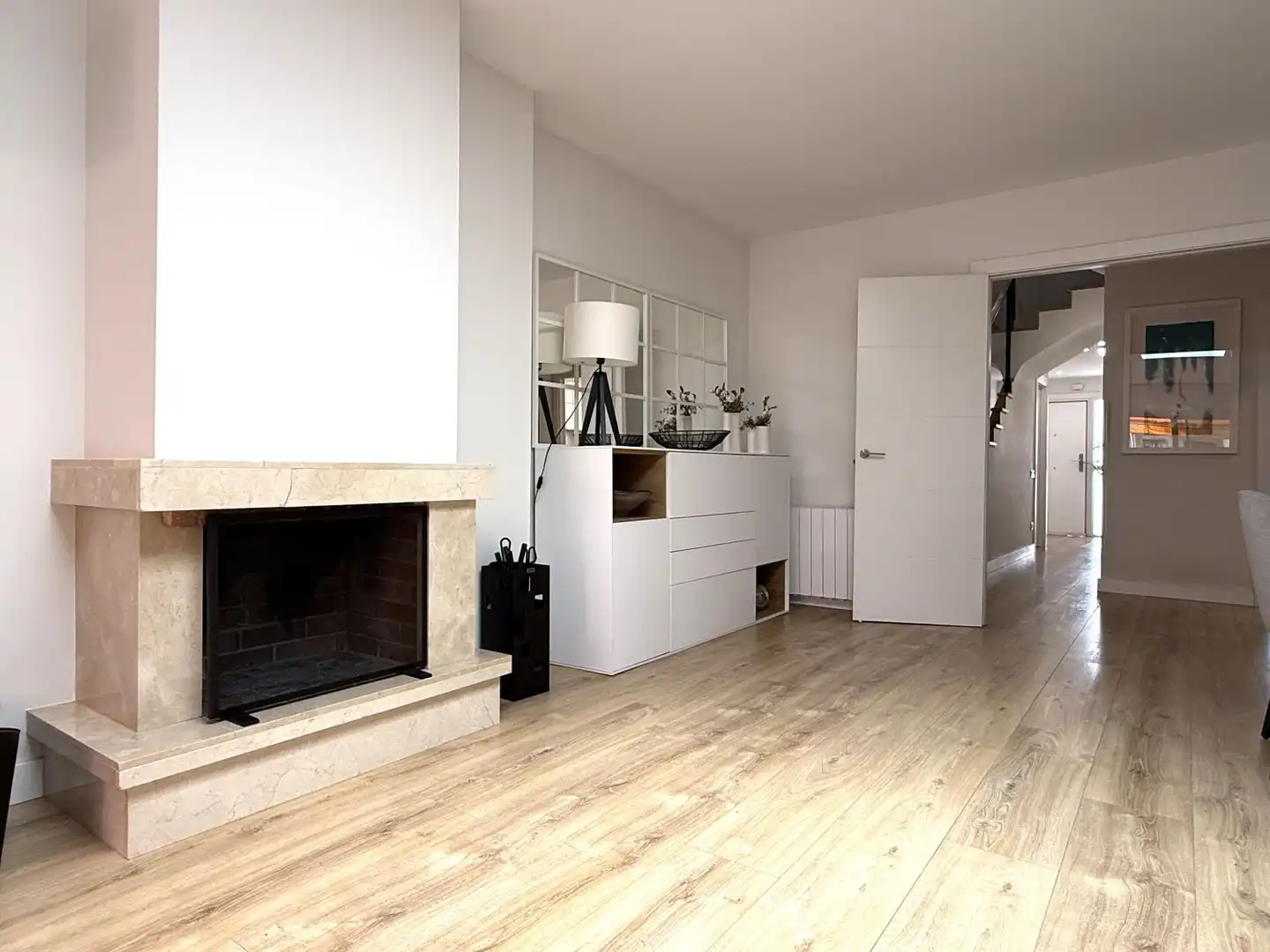 Sala d'estar de Casa o xalet en venda en Sant Boi de Llobregat amb Aire condicionat, Calefacció i Jardí privat