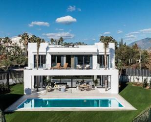 Vista exterior de Casa o xalet en venda en Estepona amb Aire condicionat, Terrassa i Piscina