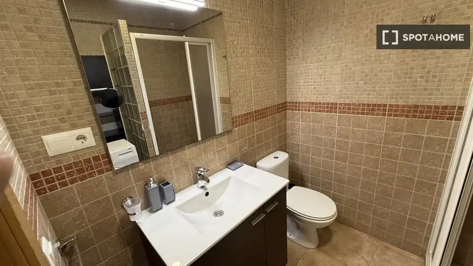 Bany de Apartament per a compartir en Málaga amb Aire condicionat, Terrassa i Moblat
