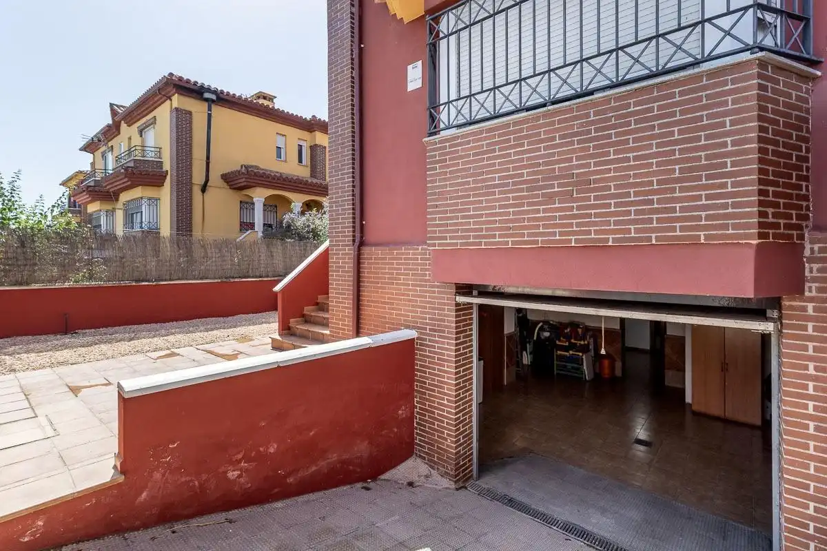 Vista exterior de Casa adosada en venda en Alhendín amb Aire condicionat, Calefacció i Jardí privat