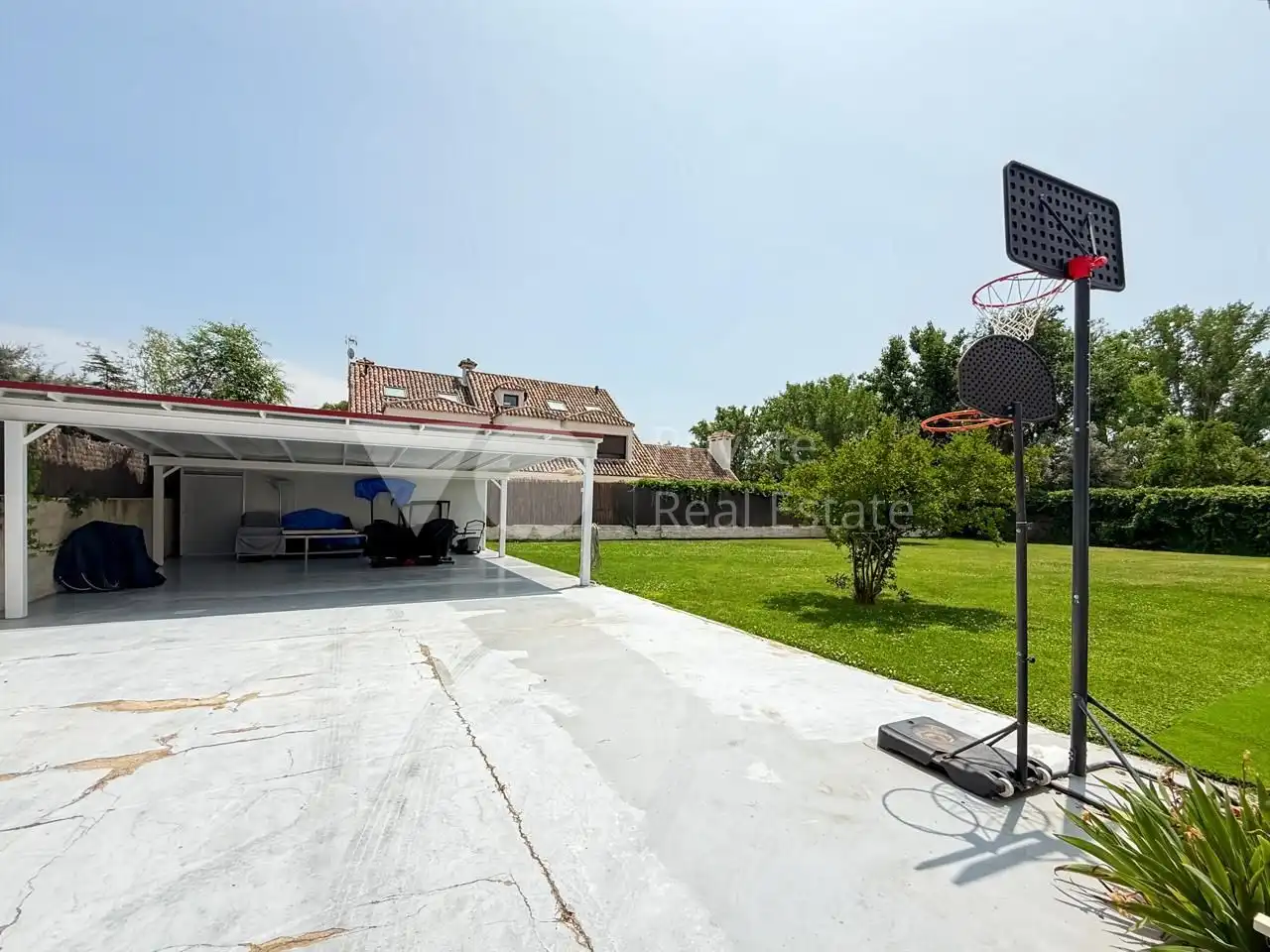 Parking of Houses for sale in Villanueva de la Cañada  with Air Conditioner, Heating and Private garden