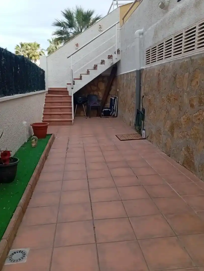 Terrasse von Wohnungen zur Miete in Oliva mit Klimaanlage, Privatgarten und Möbliert