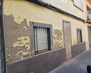 Vista exterior de Casa adosada en venda en Vilanova i la Geltrú amb Jardí privat i Terrassa