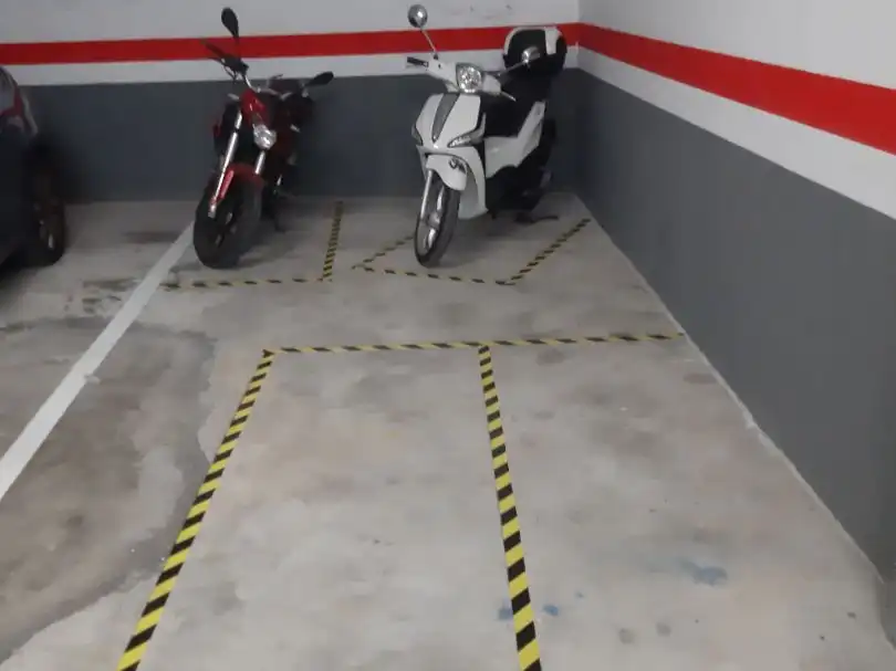 Moto en alquiler en Carrer de Carles Buïgas 52