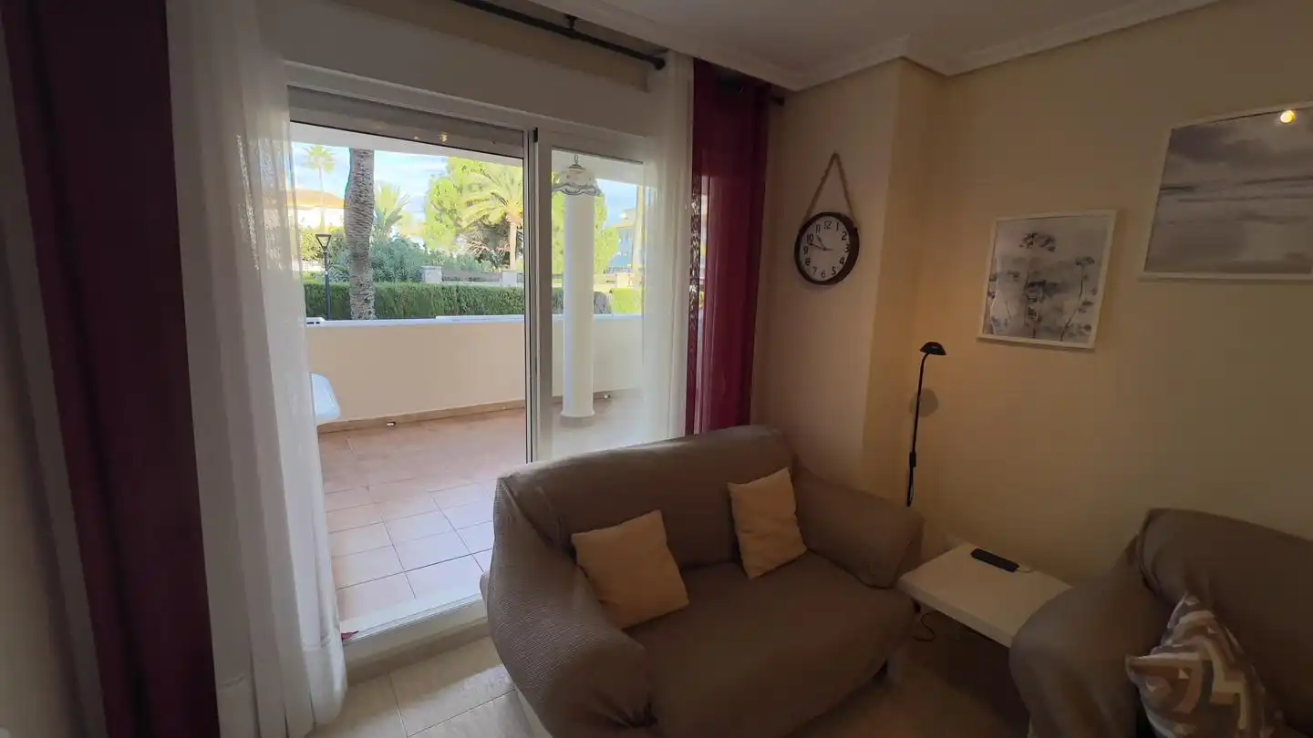 Schlafzimmer von Erdgeschoss zum Verkauf in Torreblanca mit Klimaanlage, Privatgarten und Terrasse