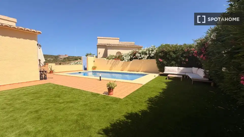 Piscina de Apartament per a compartir en Benitachell / El Poble Nou de Benitatxell amb Aire condicionat, Terrassa i Moblat