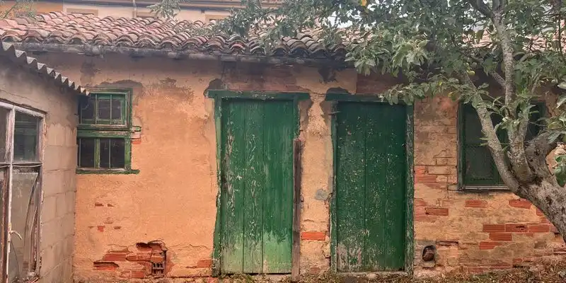 Vista exterior de Casa o xalet en venda en La Robla  amb Jardí privat i Traster