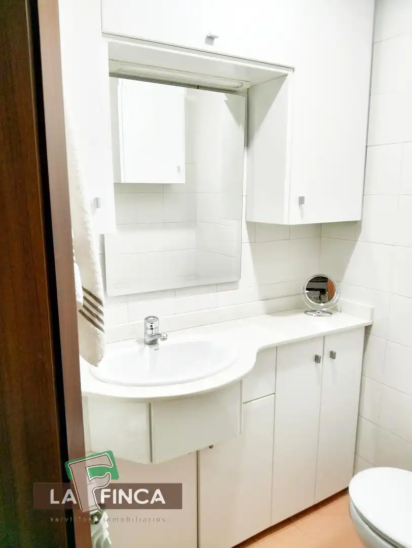 Bany de Pis en venda en Oviedo  amb Calefacció, Parquet i Traster