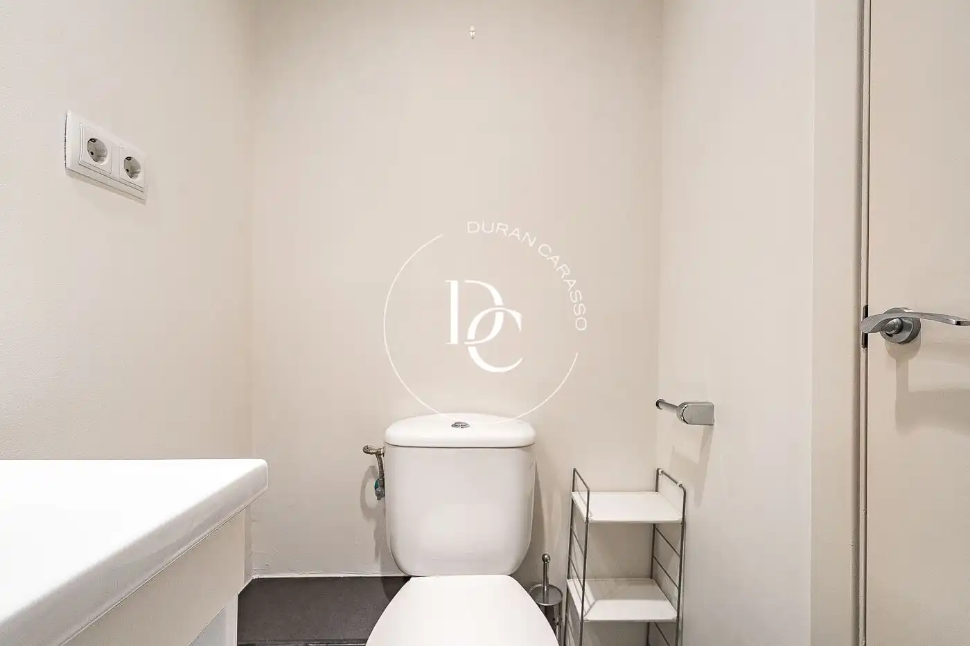 Badezimmer von Dachboden zum Verkauf in Barcelona mit Klimaanlage, Heizung und Terrasse