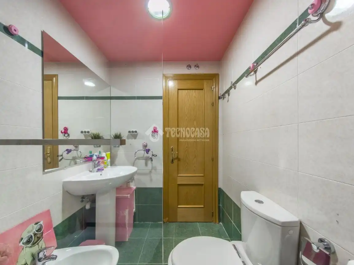 Bany de Casa adosada en venda en Rivas-Vaciamadrid amb Aire condicionat, Calefacció i Jardí privat