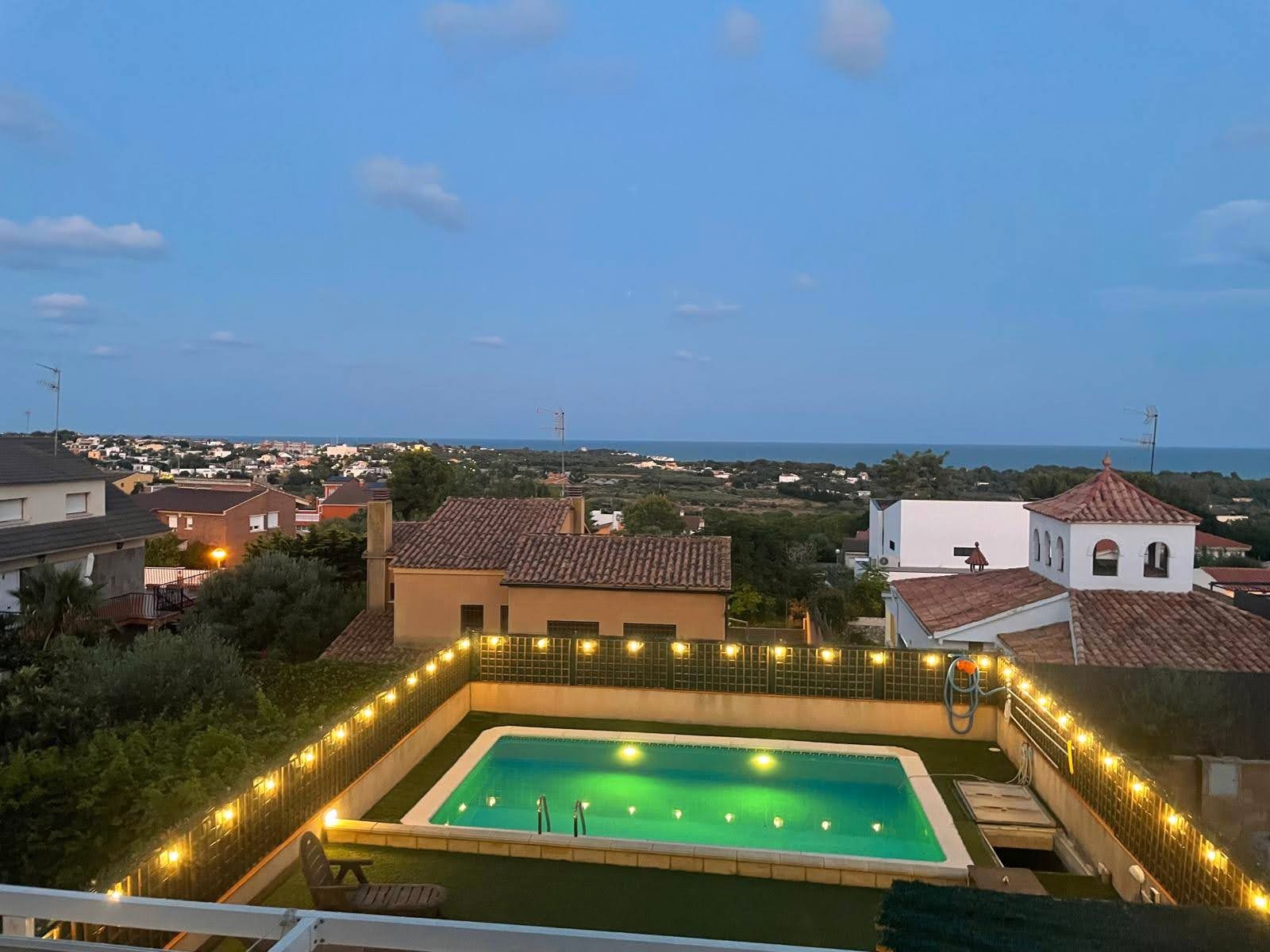 Piscina de Casa adosada en venda en Vilanova i la Geltrú amb Aire condicionat, Calefacció i Jardí privat