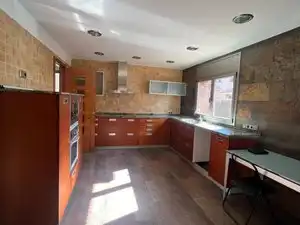 Cuina de Casa o xalet en venda en Cerdanyola del Vallès amb Aire condicionat, Calefacció i Jardí privat