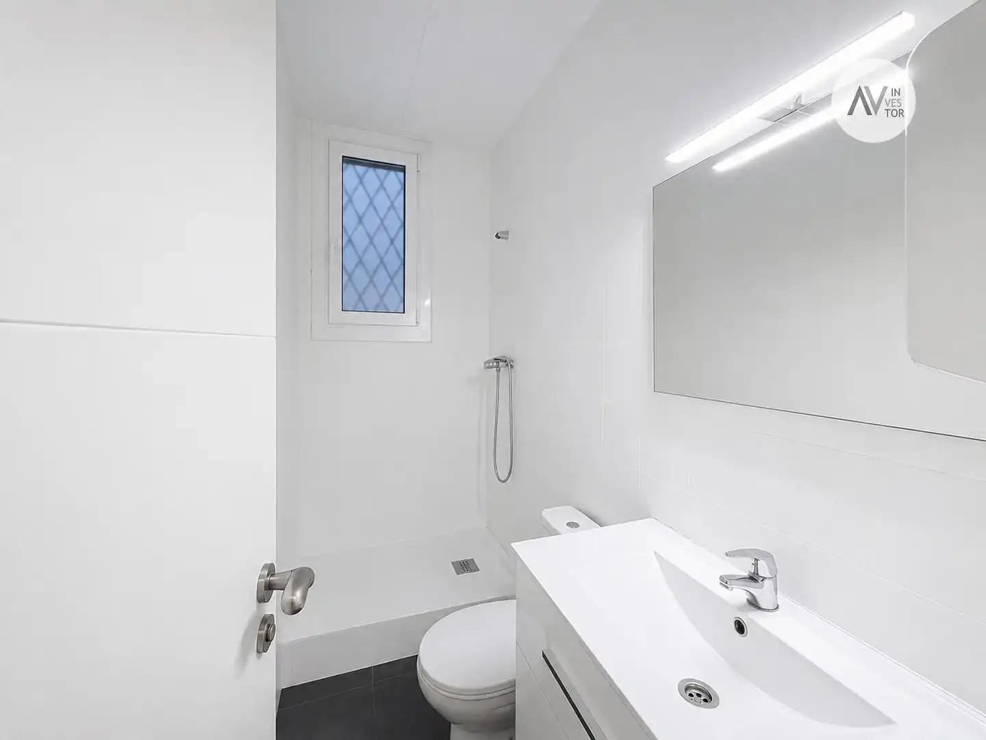 Bathroom of Office for rent in Barcelona  with Air Conditioner, Heating and Storage room