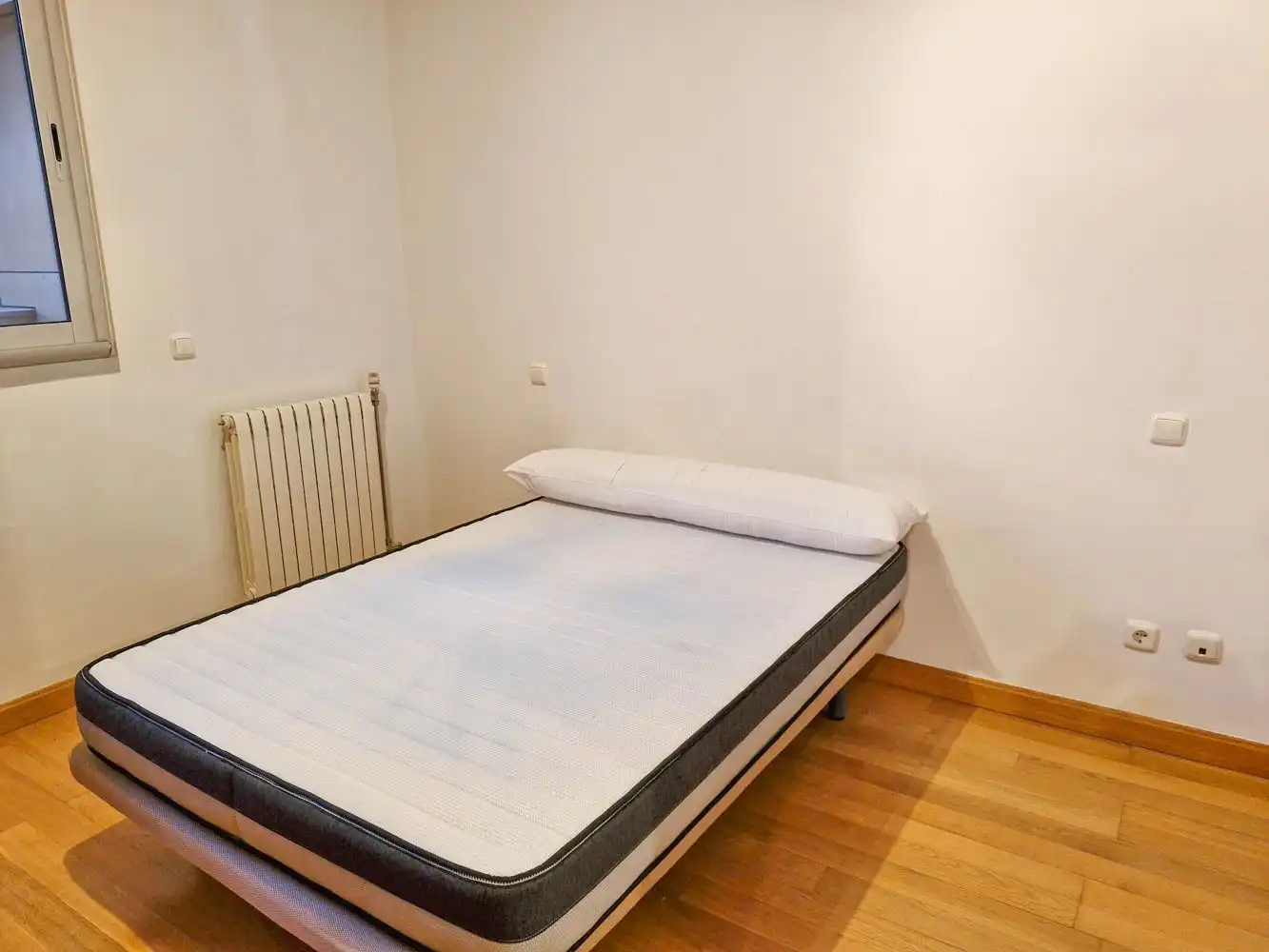 Dormitori de Pis de lloguer en Zaragoza amb Aire condicionat, Calefacció i Terrassa