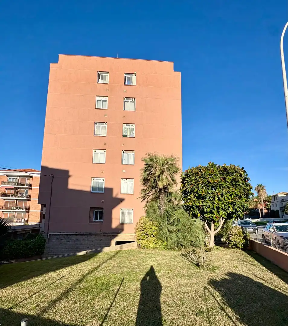 Außenansicht von Wohnung zum Verkauf in Sitges mit Terrasse, Abstellraum und Balkon
