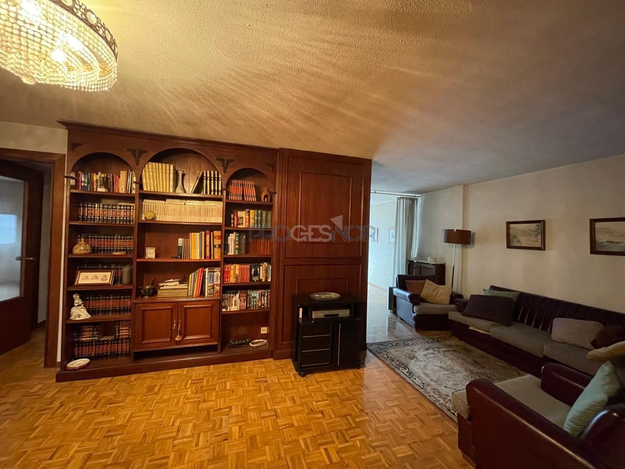 Sala d'estar de Pis en venda en León Capital  amb Calefacció, Parquet i Terrassa